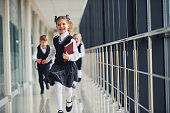 aktive-schulkinder-in-uniform-laufen-zusammen-im-flur-konzeption-der-bildung.jpg?b=1&s=170x170&k=20&c=ZBRTLbV6NTIvDH7l7egXZB0Kn5oHCqC6EHHOCXDe34Y=