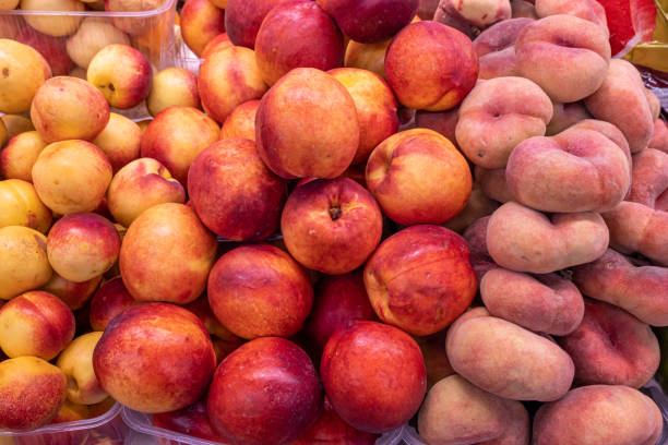 frische reife pfirsiche auf der ladentheke - grape red grape red farmers market stock-fotos und bilder