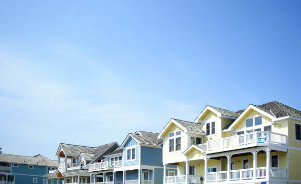 case sulla spiaggia colorate a nags head sulle north carolina outer banks - casa al mare foto e immagini stock