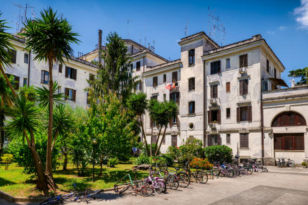 una antigua y popular zona residencial en el antiguo distrito de testaccio en roma - villa italian culture facade ornamental garden fotografías e imágenes de stock