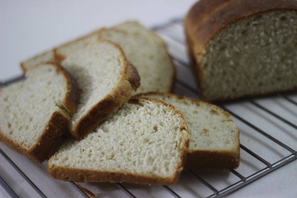 아침 식사에 충분히 슬라이스 홈 구운 빵 - brown bread bread home interior organic 뉴스 사진 이미지