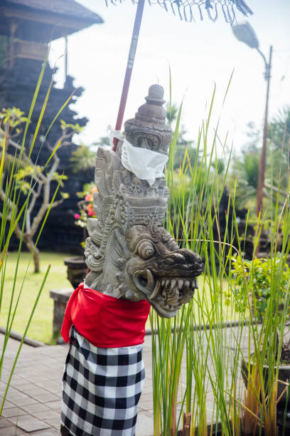 detalle del templo hindú balinés pura goa lawah en indonesia - pura goa lawah fotografías e imágenes de stock