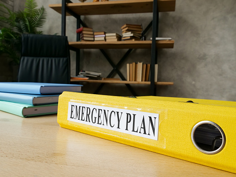 Plan de emergencia en la carpeta amarilla en el escritorio. photo