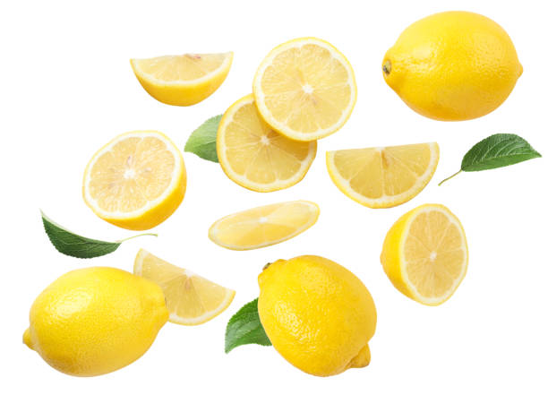 limoni interi, fette e foglie verdi su sfondo bianco. isolato - limone foto e immagini stock