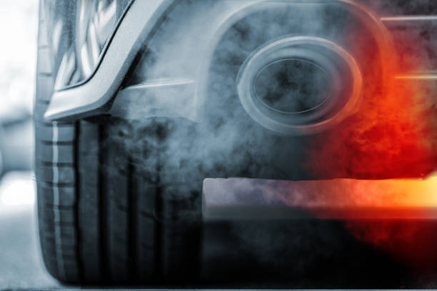 smoke emission from powerfull suv car with exhaust pipe - diesel engine imagens e fotografias de stock