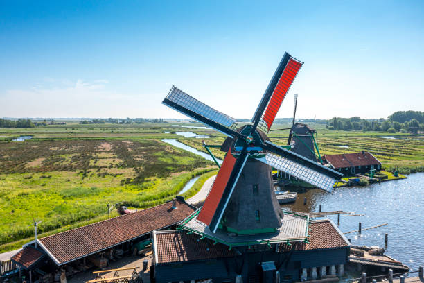 paisagem tradicional holandesa com moinhos de vento pela manhã - polder windmill space landscape - fotografias e filmes do acervo