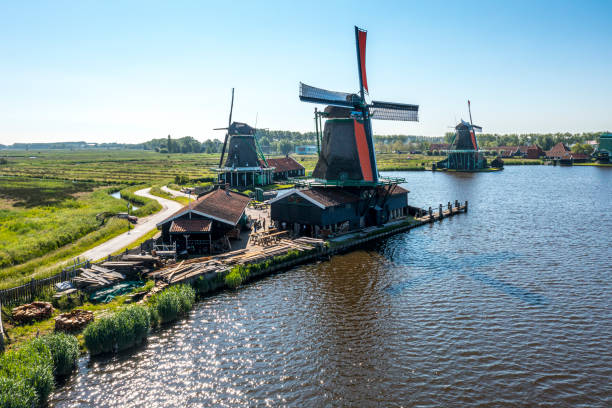 традиционный голландский пейзаж с ветряными мельницами по утрам - polder windmill space landscape стоковые фото и изображения