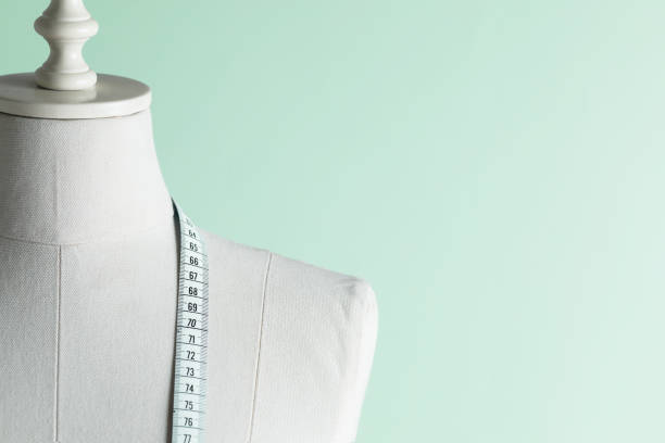 tailor mannequin - mannequin dressmakers model tape measure female imagens e fotografias de stock