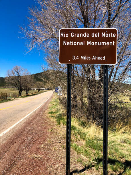 señal direccional al monumento nacional río grande del norte, nm - rio grande del norte national monument fotografías e imágenes de stock