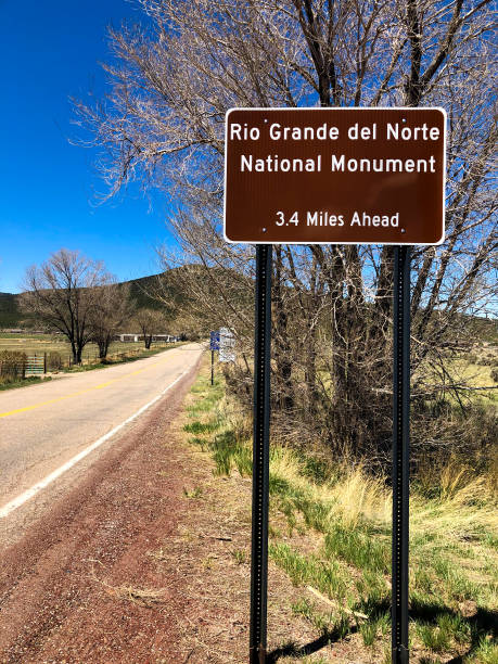 リオグランデデルノルテ国定記念物、nmへの方向性サイン - rio grande del norte national monument ストックフォトと画像
