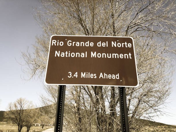 señal direccional al monumento nacional río grande del norte, nm - rio grande del norte national monument fotografías e imágenes de stock