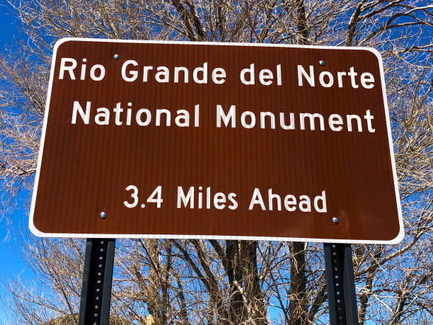 señal direccional al monumento nacional río grande del norte, nm - rio grande del norte national monument fotografías e imágenes de stock