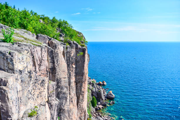 formation rocheuse de palisade head sur le lac supérieur sur la rive nord du minnesota - vibrant color summer rock cliff photos et images de collection