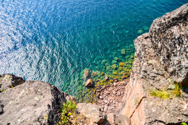 formation rocheuse de palisade head sur le lac supérieur sur la rive nord du minnesota - vibrant color summer rock cliff photos et images de collection