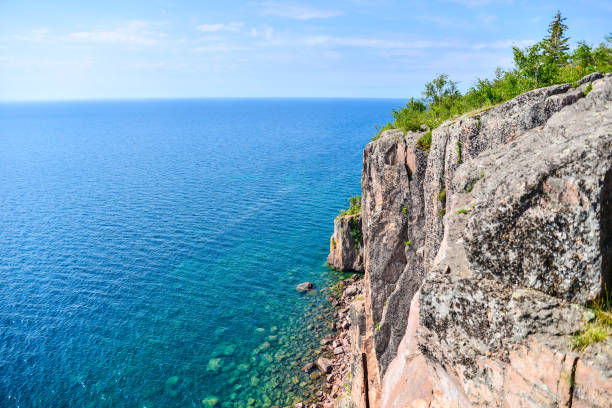 formation rocheuse de palisade head sur le lac supérieur sur la rive nord du minnesota - vibrant color summer rock cliff photos et images de collection