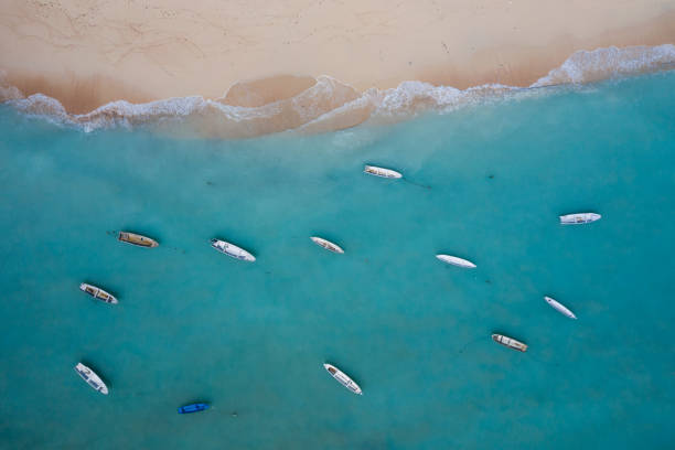 barcos de pesca en una playa de arena blanca en bali indonesia - nusa lembongan fotografías e imágenes de stock