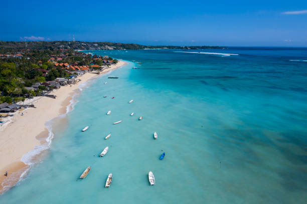 playa de arena blanca en nusa lembongan en bali indonesia - nusa lembongan fotografías e imágenes de stock