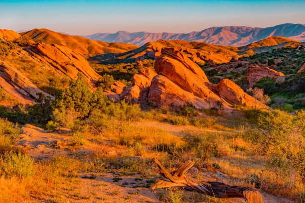 the dramatic sandstone vasquez rocks glow in the last light of the day in southern california. - vasquez rocks imagens e fotografias de stock