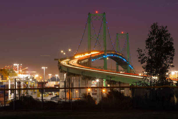 桟橋とサンペドロ海運ヤードを備えたロングビーチcaのヴィンセントトーマス橋 - vincent thomas bridge ストックフォトと画像