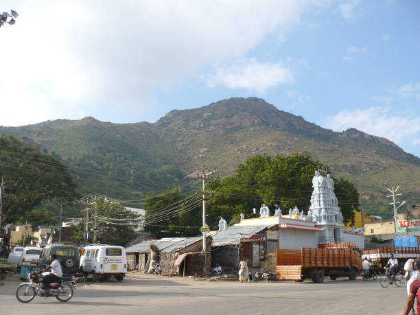 o antigo templo hindu de arunachaleswarar em tiruvannamalai. - arunachaleswar temple - fotografias e filmes do acervo