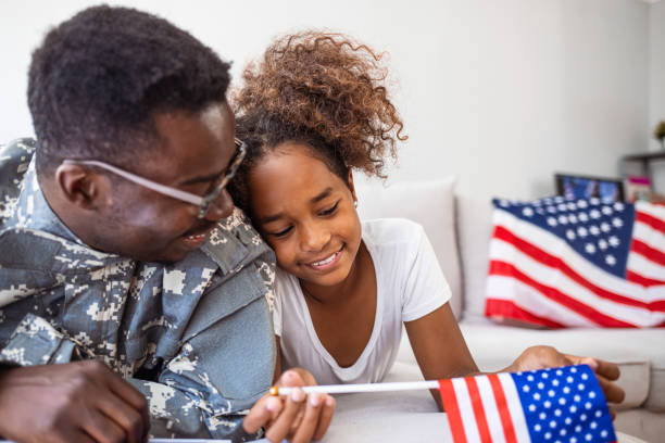 retrato do pai feliz da família americana em uniforme militar e filha zinha fofa com bandeira dos estados unidos - marine life - fotografias e filmes do acervo