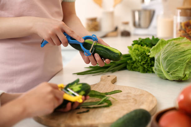 https://media.istockphoto.com/id/1325014696/photo/mother-and-daughter-peeling-vegetables-at-kitchen-counter-closeup.jpg?s=612x612&w=0&k=20&c=Nb4DhheD0lfpJqZWcX3r8866llp_wU3-Qh_btzUBVhc=
