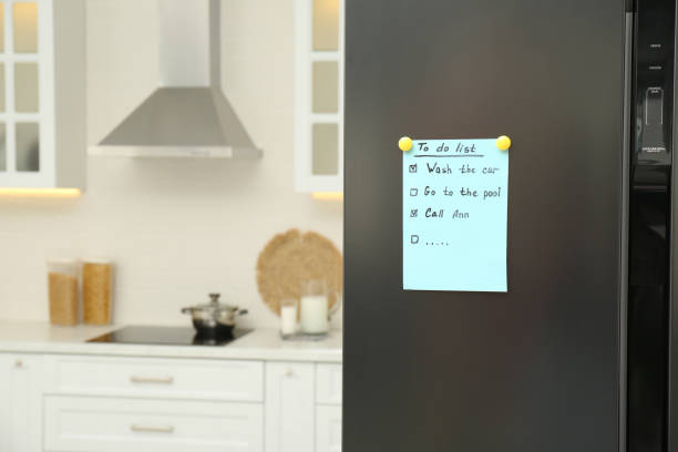 to-do-liste auf kühlschrank in der küche. platz für text - refrigerator domestic kitchen magnet door stock-fotos und bilder