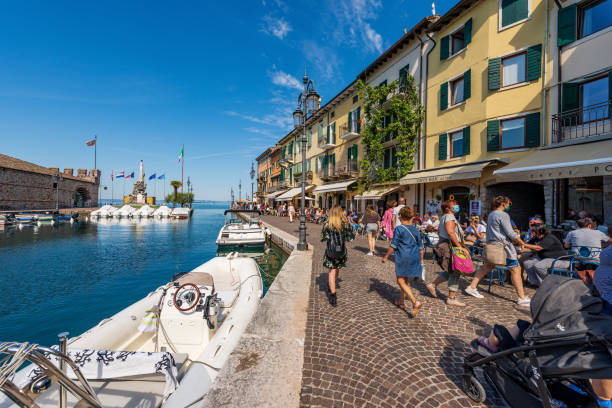 pequeno porto da vila lazise - resort turístico no lago garda veneto itália - new jersey usa commercial dock cityscape - fotografias e filmes do acervo