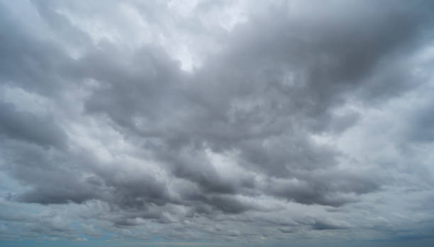 夜は雷嵐と雨で劇的な暗い雲空。抽象的な自然の風景の背景。 - meteorology sky cloud light ストックフォトと画像