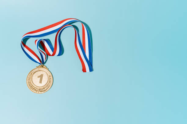 medalla de oro en el espacio azul background.award y victory concept.copy - gold medal fotos fotografías e imágenes de stock