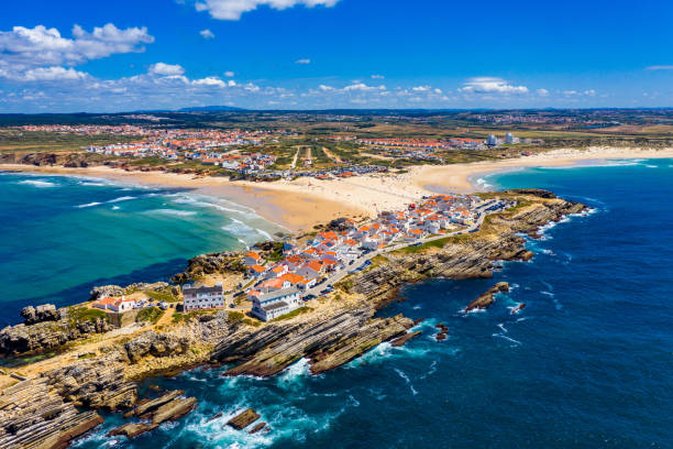 vista aérea de la isla baleal naer peniche en la orilla del océano en la costa oeste de portugal. baleal portugal con increíble playa y surfistas. vista aérea de baleal, portugal. - vibrant color summer rock cliff fotografías e imágenes de stock