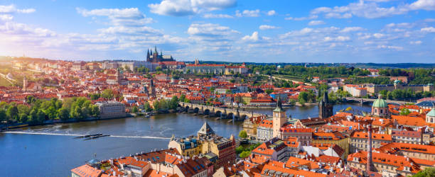 プラハの美しい春の空中写真は、プラハのプラハ、チェコのヴルタヴァ川に架かる橋の橋のプラハ旧市街の橋の建築です。城を背景にしたプラハの旧市街、チェコ共和国。 - プラハ ストックフォトと画像