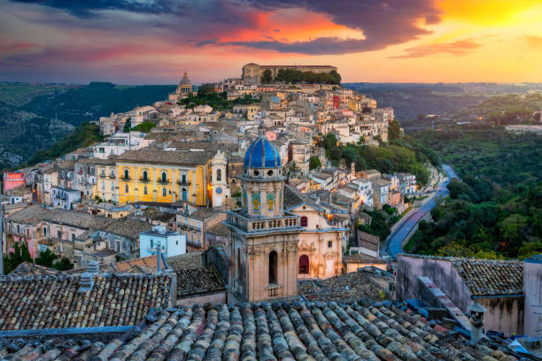 vista de ragusa (ragusa ibla), ciudad patrimonio de la unesco en la isla italiana de sicilia. vista de la ciudad en ragusa ibla, provincia de ragusa, val di noto, sicilia, italia. - sicilia fotografías e imágenes de stock