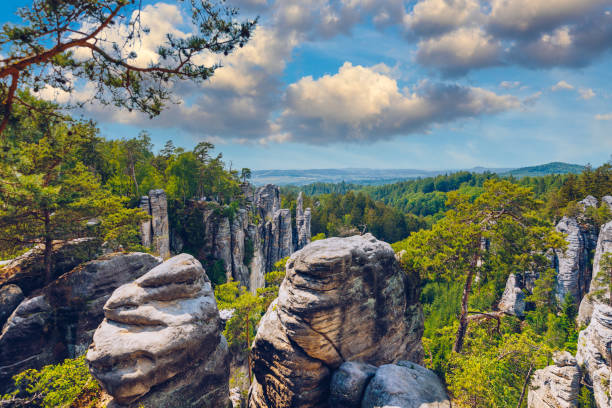 prachov felsen (prachovske skaly) in cesky raj region, tschechische republik. sandsteingesteinsformation in lebendigem wald. prachov rocks, tschechisch: prachovske skaly, im böhmischen paradies, tschechische republik. - tschechische republik stock-fotos und bilder