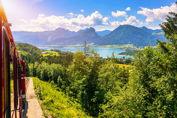 trem da montanha schafbergbahn, montanha schafberg, região de salzkammergut, estado da terra de salzburgo, áustria. viagem até o topo dos alpes através de campos exuberantes e florestas verdes. vista do lago wolfgangsee. - lake amadeus - fotografias e filmes do acervo