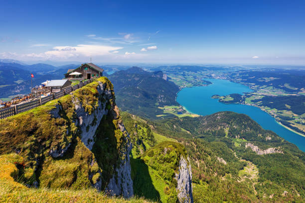 splendida vista da schafberg di sankt wolfgang im a salzkammergut, casa haus schafbergspitze, lago mondsee, moonlake. cielo blu, montagne delle alpi. alta austria, salisburgo, vicino a wolfgangsee, attersee - lake amadeus foto e immagini stock