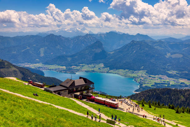 schafberges aufgenommen, mountain landscape in salzkammergut, upper austria. view from schafberg peak to mondsee, austria. himmelspforte schafberg in austria, between mondsee and wolfgangsee lakes. - lake amadeus stock-fotos und bilder