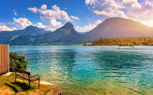 uferpromenade am wolfgangsee in österreich. der wolfgangsee ist einer der bekanntesten seen im salzkammergut. dorf st. wolfgang am wolfgangsee, österreich - lake amadeus stock-fotos und bilder