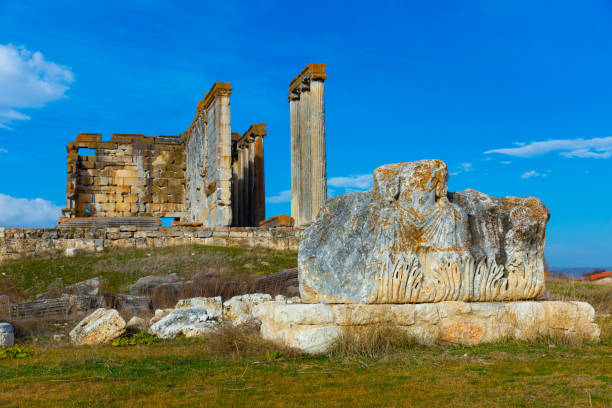 templo de zeus parcialmente restaurado en la antigua ciudad de aizanoi, turquía - winter scape fotografías e imágenes de stock