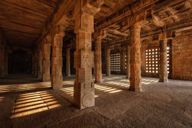 salão pilar. templo airavatesvara, darasuram - pillared - fotografias e filmes do acervo