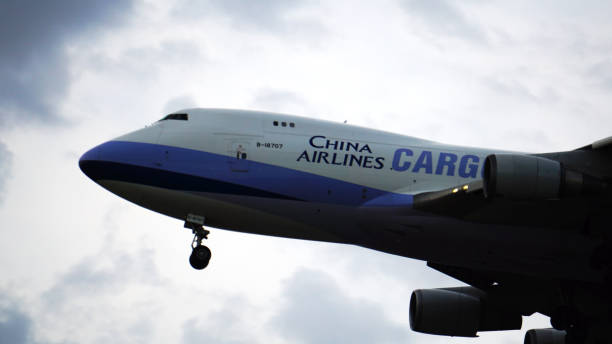 samolot towarowy china airlines przygotowuje się do lądowania w chicago o'hare - boeing boeing 747 airplane cargo container zdjęcia i obrazy z banku zdjęć