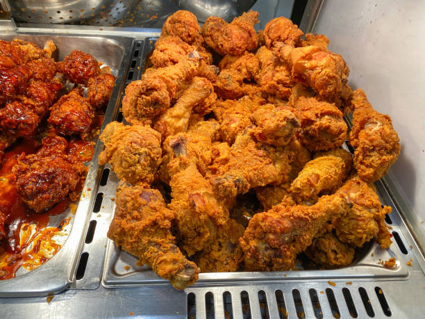 pilons de poulet frit croustillants à vendre au supermarché - vietnam market asia bird photos et images de collection