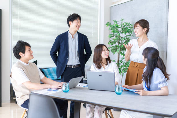 geschäftsleute, die in einem büro arbeiten - japaner stock-fotos und bilder