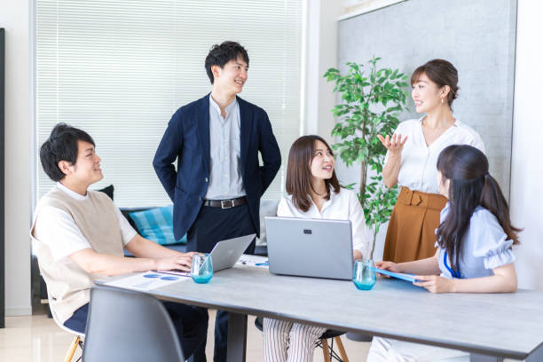 オフィスで働くビジネスパーソン - 日本人 ストックフォトと画像