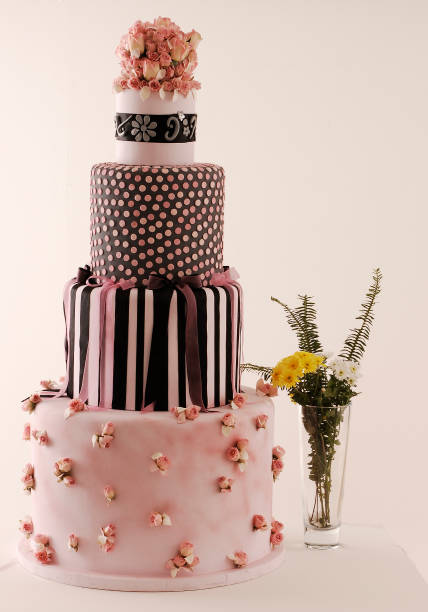 duży poziom tort weselny i stół świeca - cake tier zdjęcia i obrazy z banku zdjęć