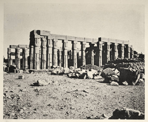 photographie antique de la colonnade du temple, louxor, égypte, 19ème siècle - 19th photos et images de collection