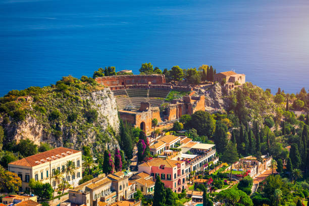 ruínas do teatro grego antigo em taormina, sicília, itália. taormina localizada na cidade metropolitana de messina, na costa leste da ilha da sicília. - sicily - fotografias e filmes do acervo