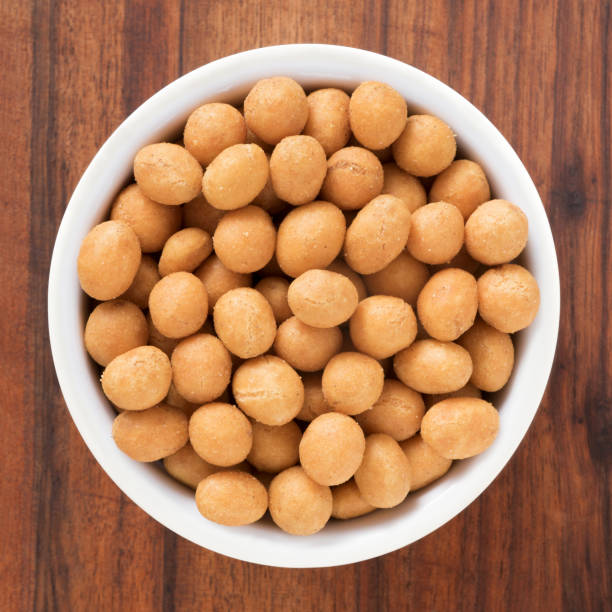 snack di arachidi al peperoncino - peanut bowl nut circle foto e immagini stock