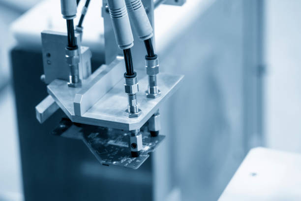 a linha de produção de peças de circuito de manuseio de materiais de alta tecnologia pelo sistema robótico. - material handling conveyor - fotografias e filmes do acervo