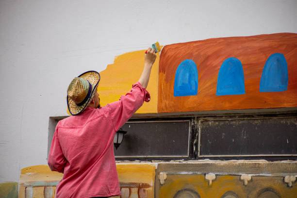 istock Alternative artist, using his imagination and creativity to create an authentic mural of small Venice 1325073124